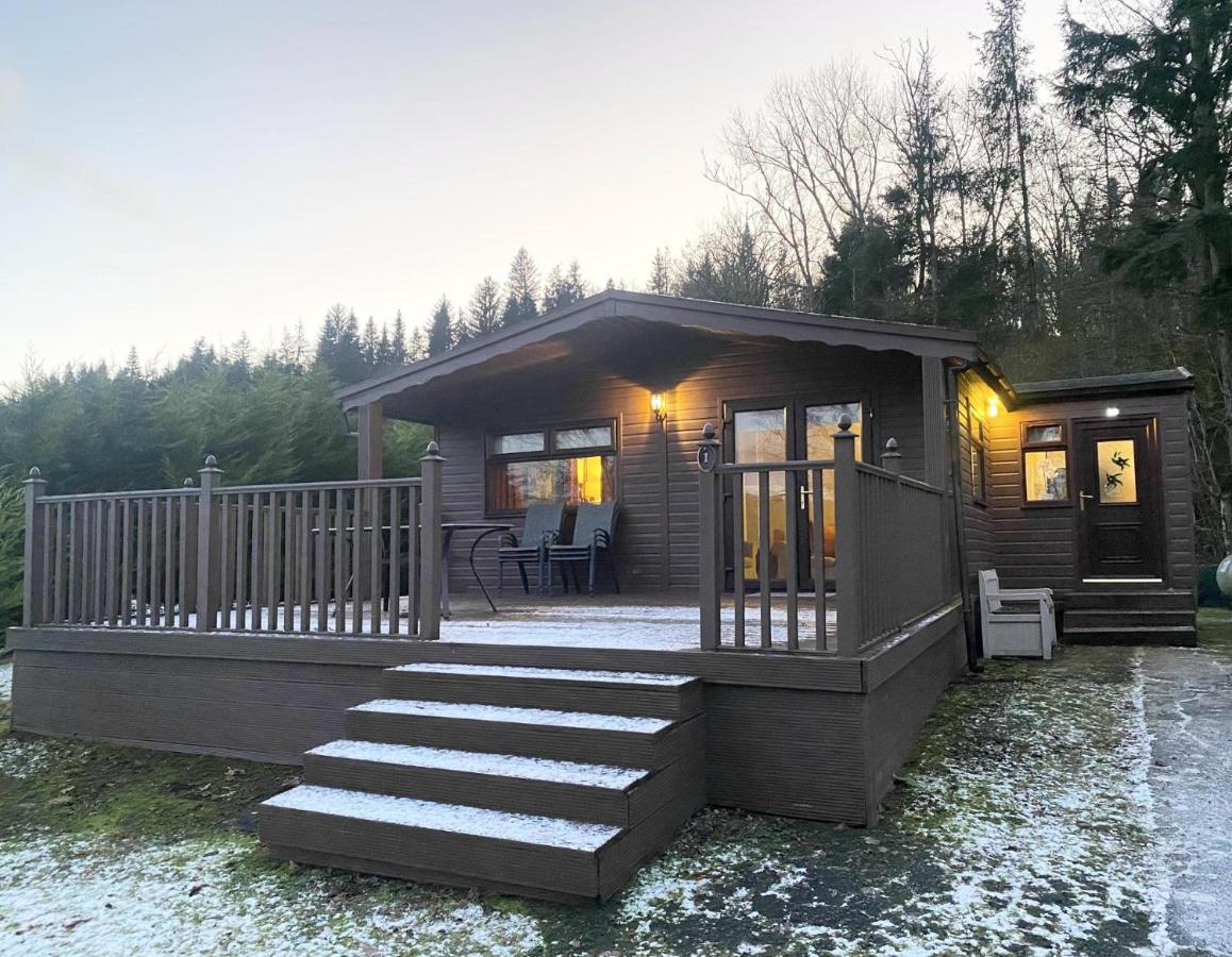 Stunning 4-Bedroom Cabin With Hot Tub In Beattock! Exterior foto