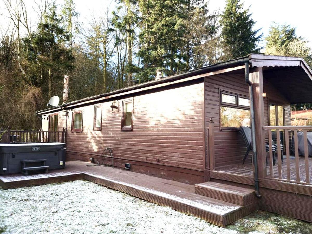 Stunning 4-Bedroom Cabin With Hot Tub In Beattock! Exterior foto