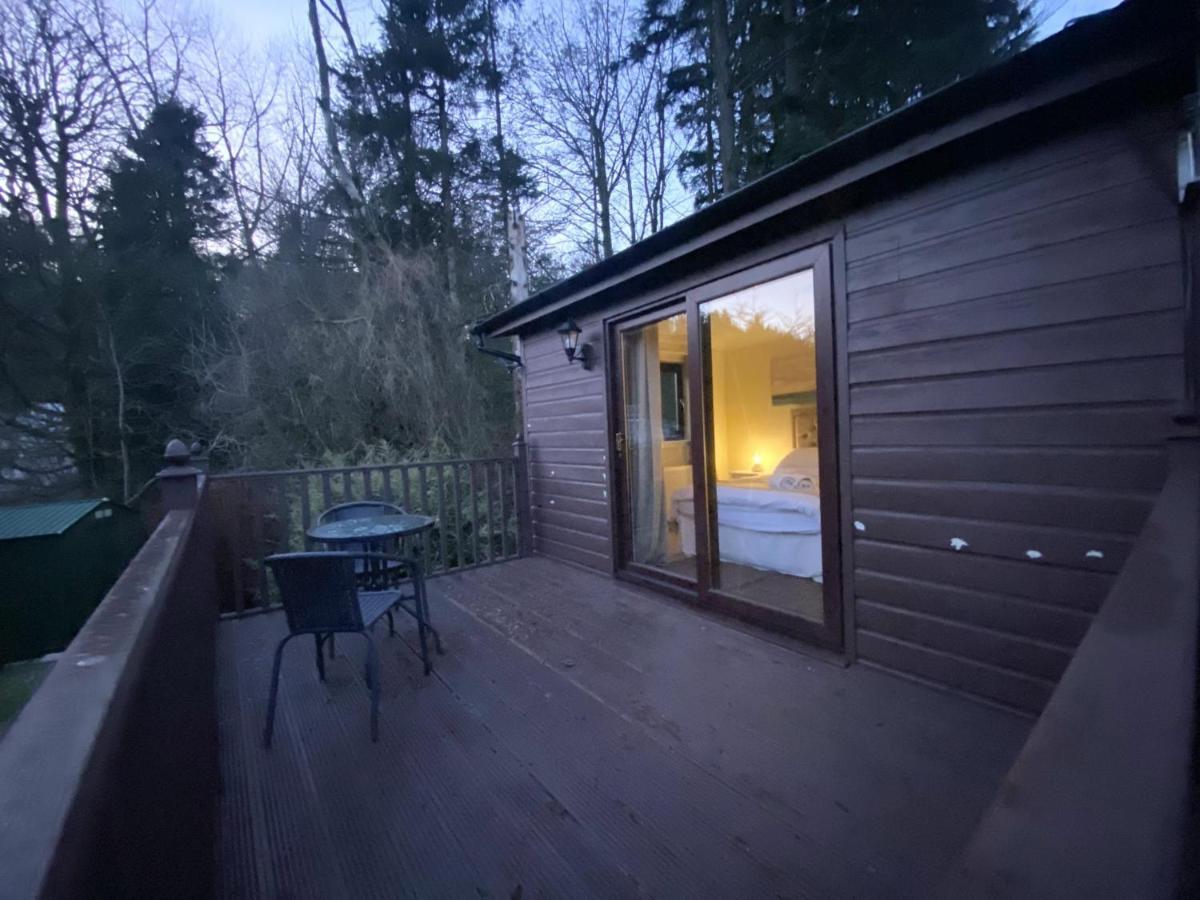 Stunning 4-Bedroom Cabin With Hot Tub In Beattock! Exterior foto